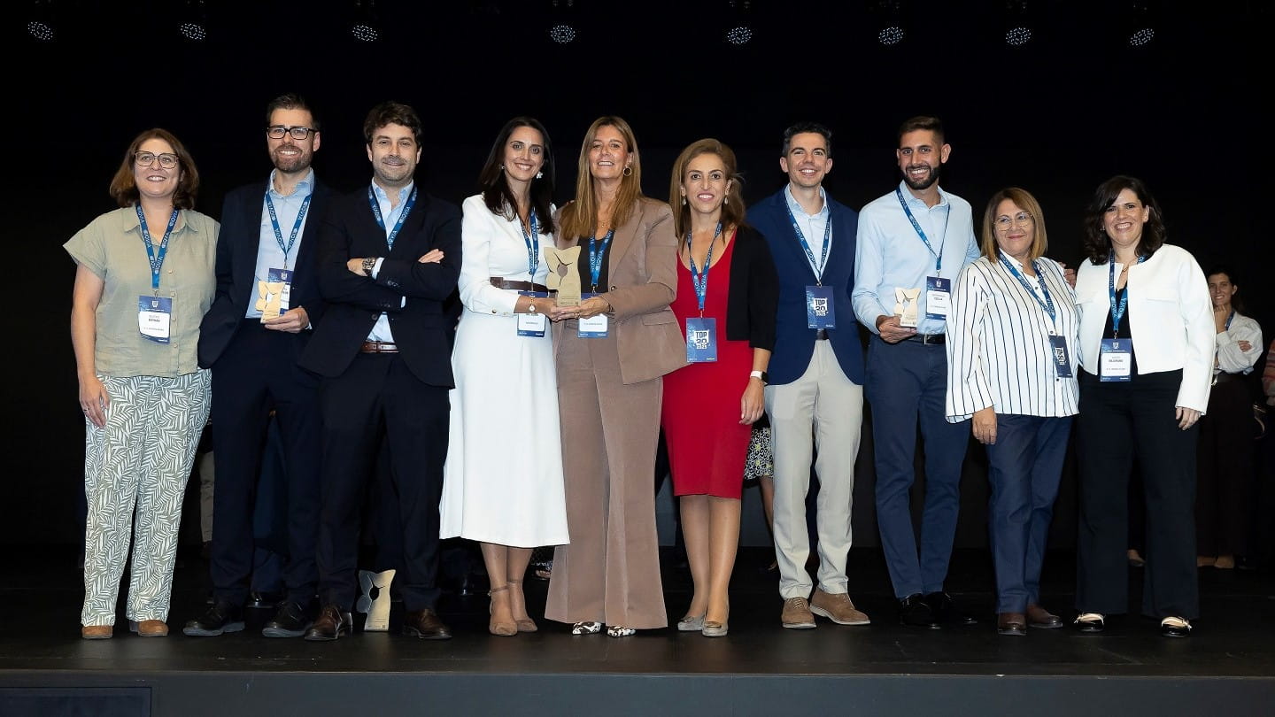 Foto de grupo de los representantes del HUIE asistentes al acto de entrega de los Premios Top 20