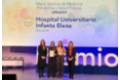 Las dras. Burggraaf y Navarro, recogiendo el Premio BiC al Hospital Universitario Infanta Elena como Mejor Hospital en “Medicina Preventiva y Salud Pública”