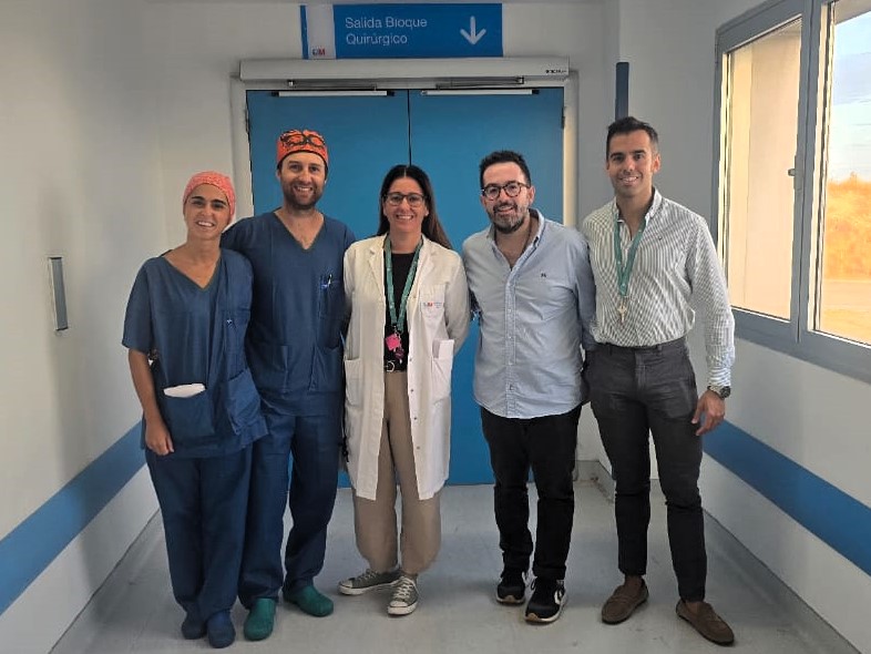 De izq a dercha, los dres. Cristina López, E. Sánchez, Mª Ángeles Gómez (jefa del servicio), S. Mejía y Francisco Poyato, del Servicio de Cirugía Ortopédica y Traumatología del HUIE