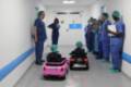2019 02 26 Dos pacientes pediátricos llegando al área quirúrgica del hospital en los coches teledirigidos