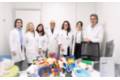 El Dr. Sergio Benavente (izda) y el Dr. Enrique Baca (jefe del departamento, dcha), con el resto de miembros del servicio