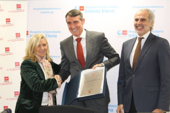 El gerente del hospital recibió la marca Madrid Excelente
