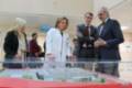 La Dra. Sánchez Menan explica al consejero la maqueta del hospital