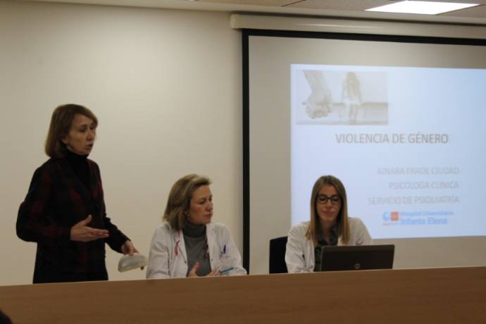 2018 02 12 La Dra. Consuelo Fernández Dongil (izda) es la responsable de la Comisión de Violencia del hospital