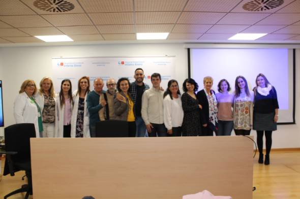 2019 04 22 La Dra. Pascual y García (4ª y 3ª por la izda) con personal del hospital y asistentes a la jornada