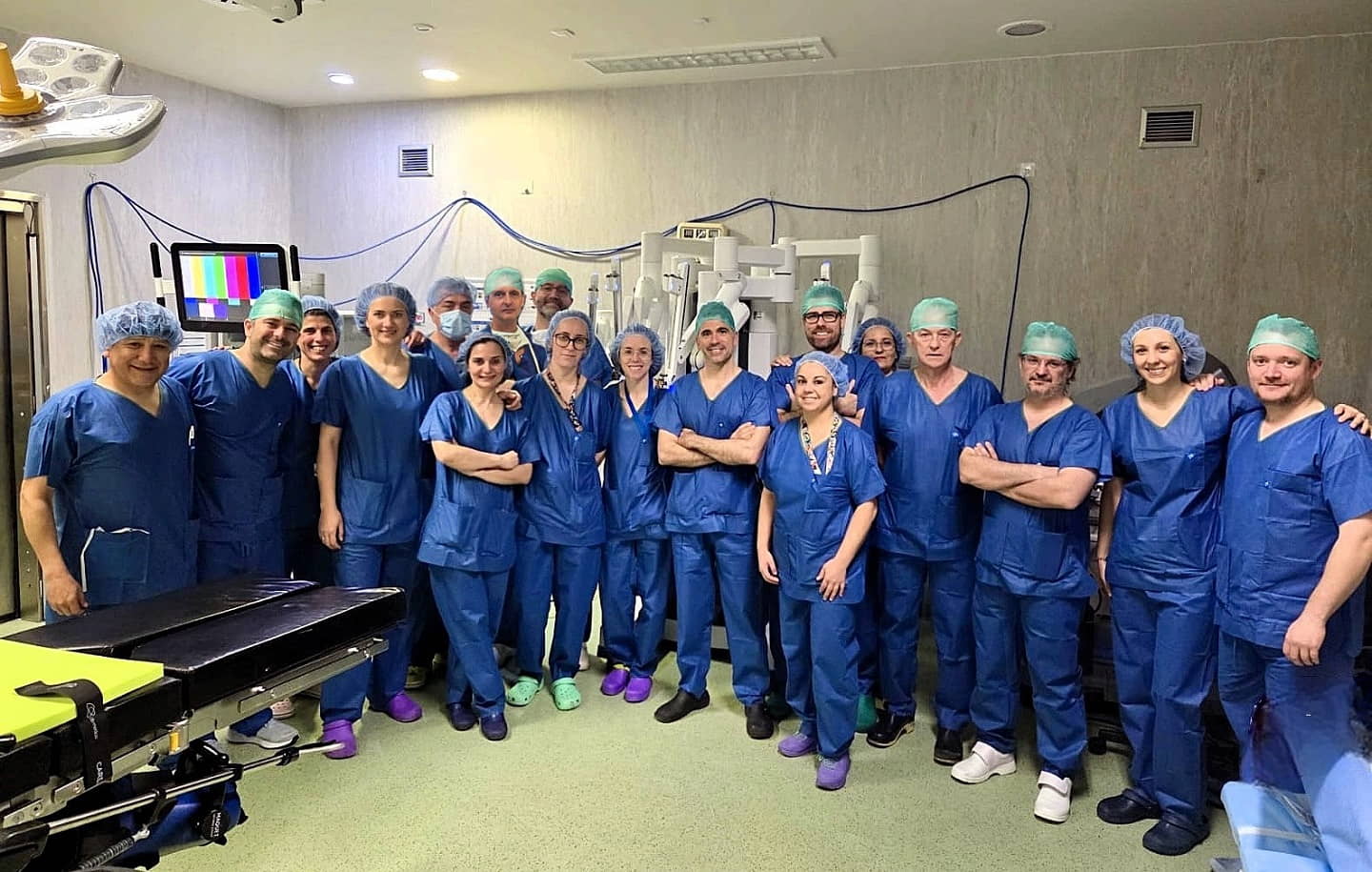 Profesionales de las especialidades y servicios del HUIE formados y acreditados para usar el Da Vinci, junto al robot quirúrgico del HUIE